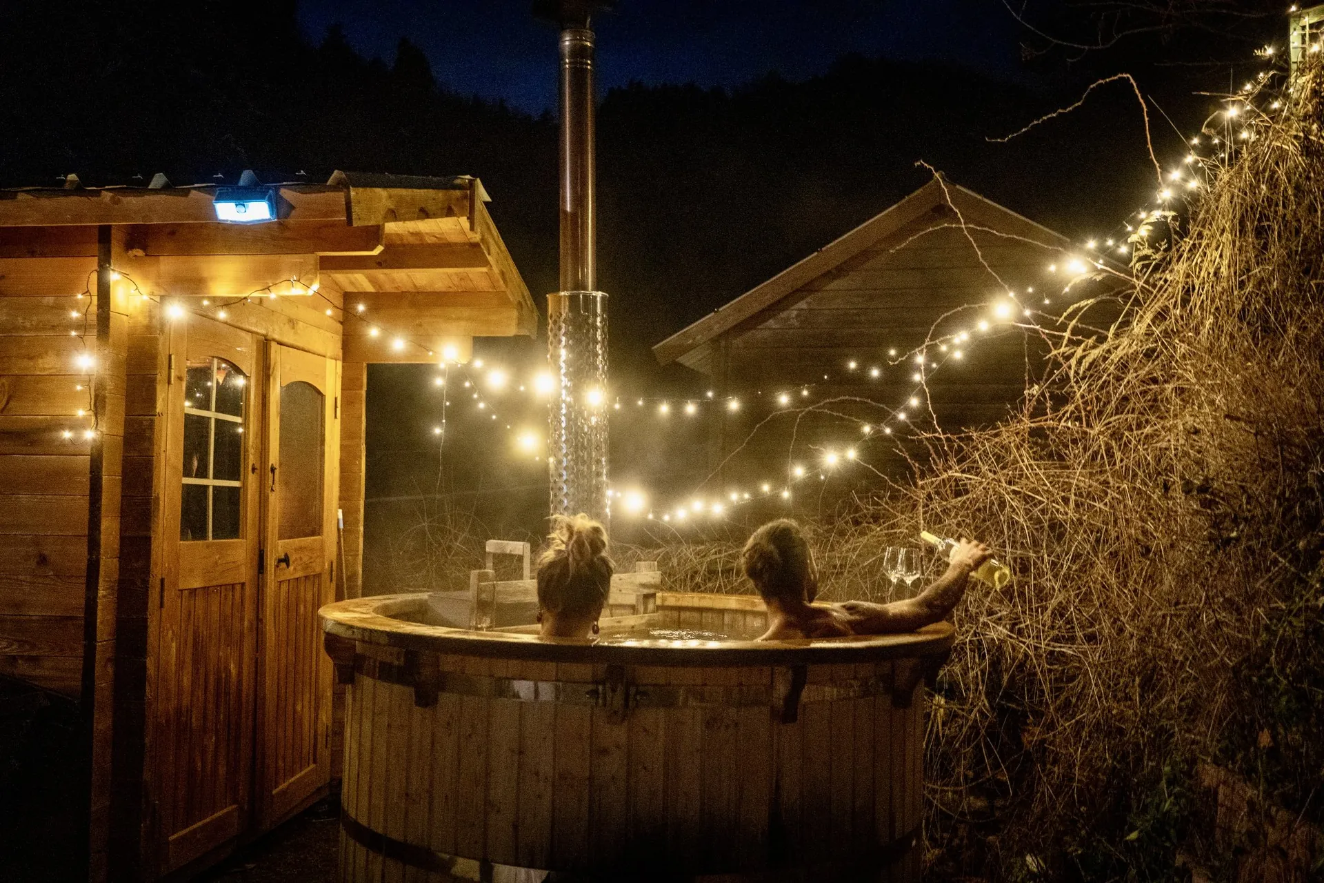 Bain nordique de nuit et cabane pour se changer