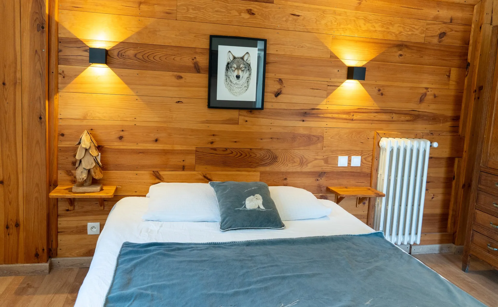 Chambre familiale La Mélèze, lit double et mur en bois