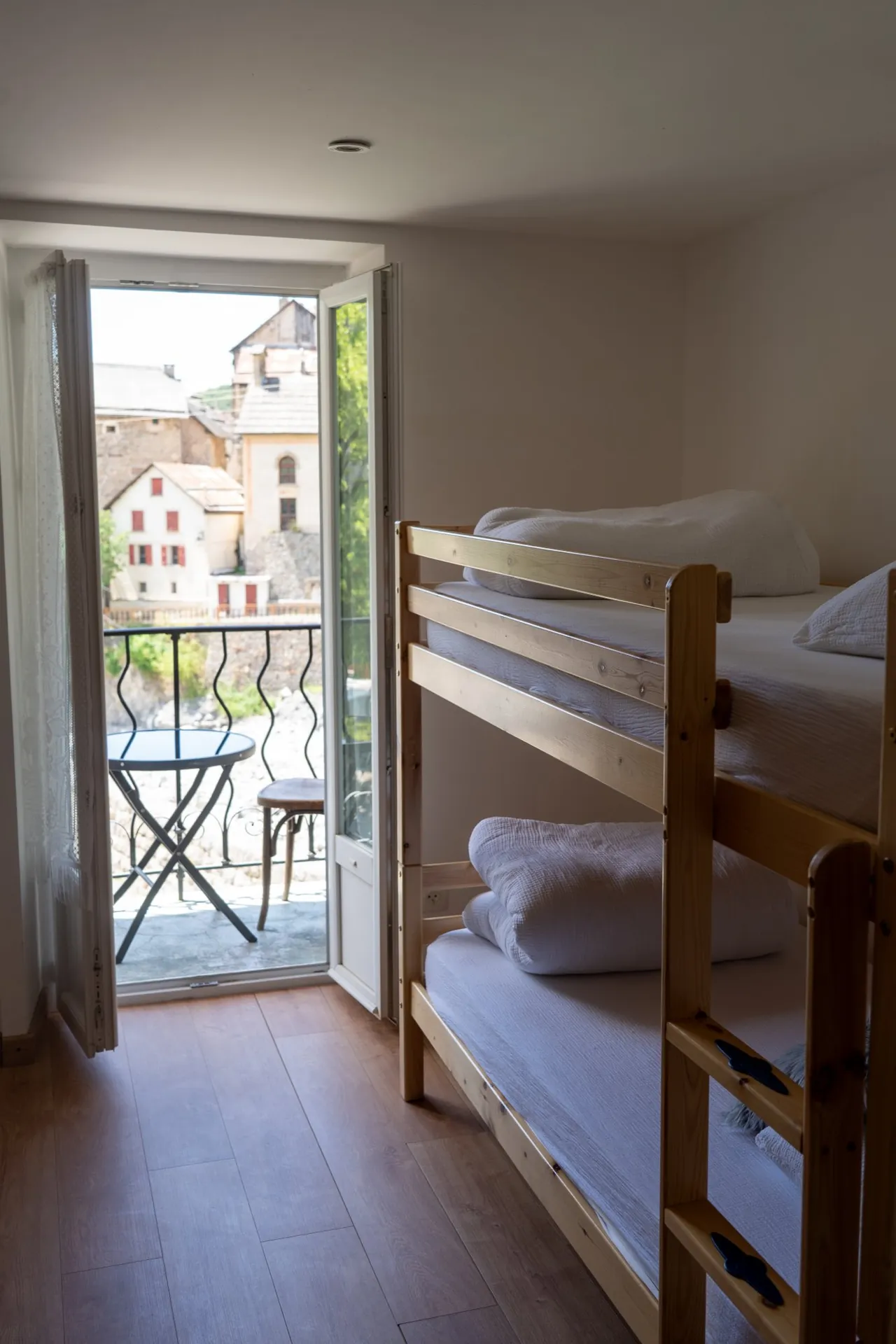 Lits superposés et porte-fenêtre sur balcon, chambre La Mélèze