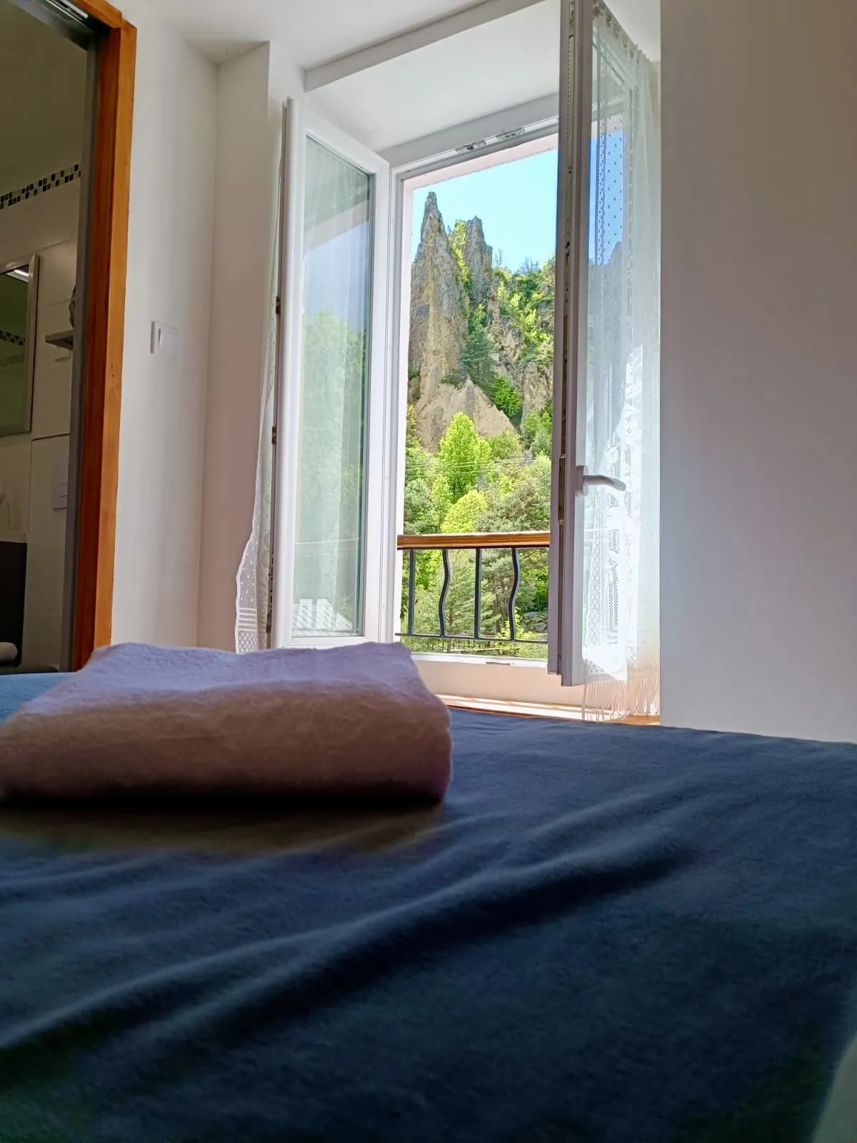 Fenêtre ouverte sur la montagne, chambre La Mélèze
