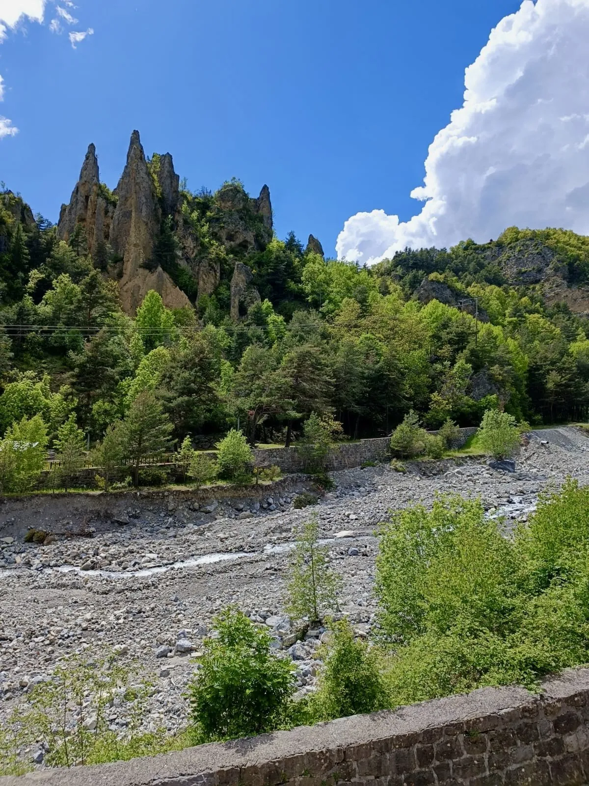 Vue sur les Demoiselles de Péone depuis la chambre La Mélèze