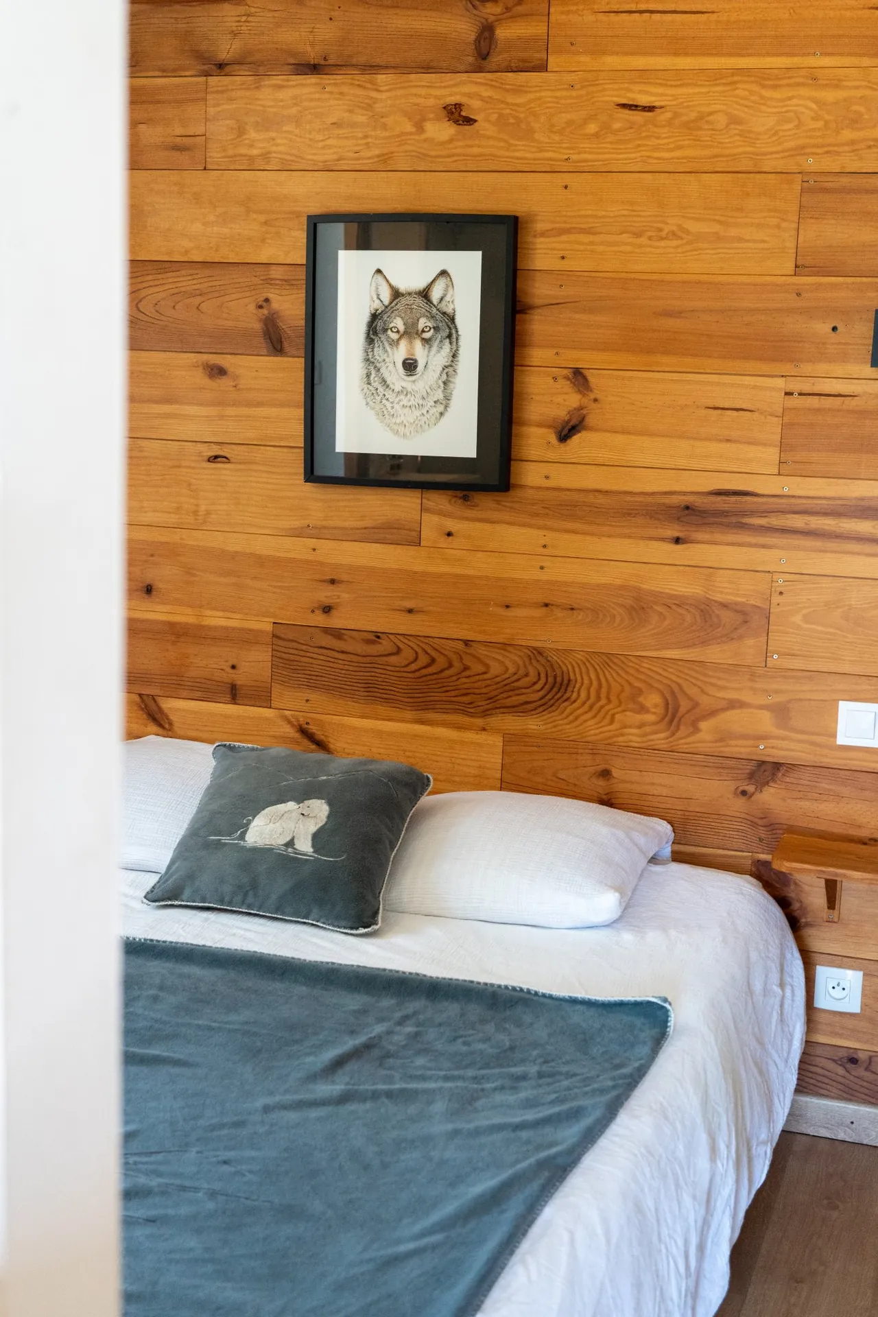 Lit et tableau loup, chambre La Mélèze