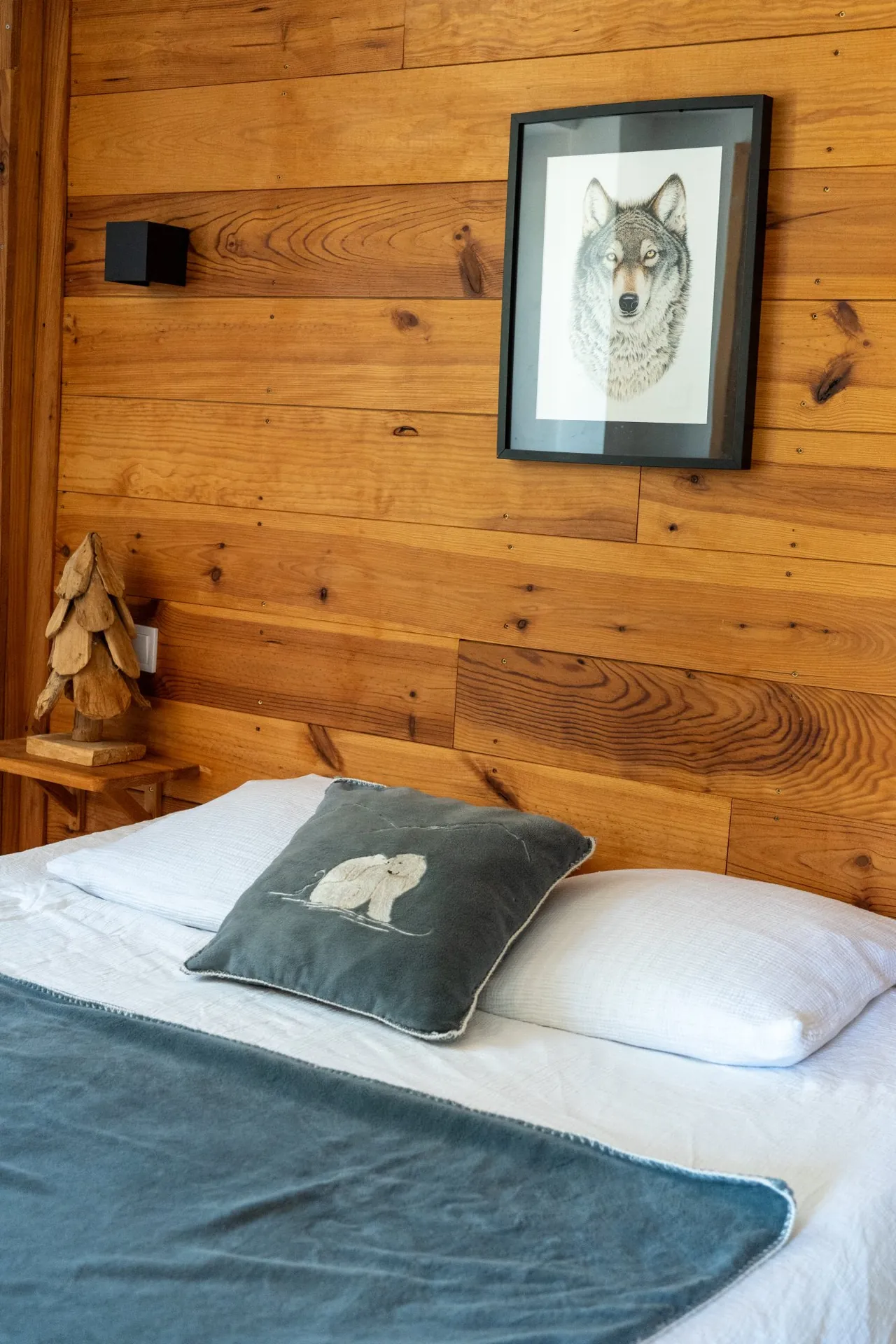 Tête de lit en bois, chambre La Mélèze