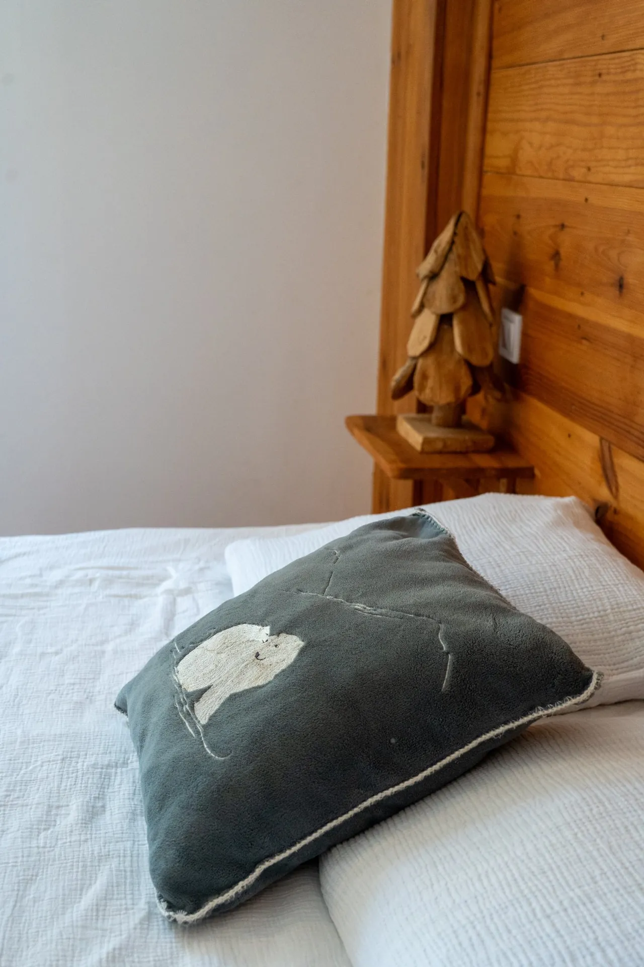 Détail du lit, chambre La Mélèze