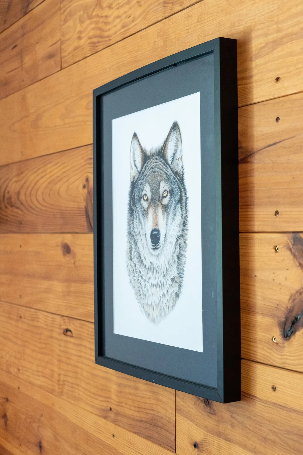 Tableau loup sur mur en bois, chambre La Mélèze