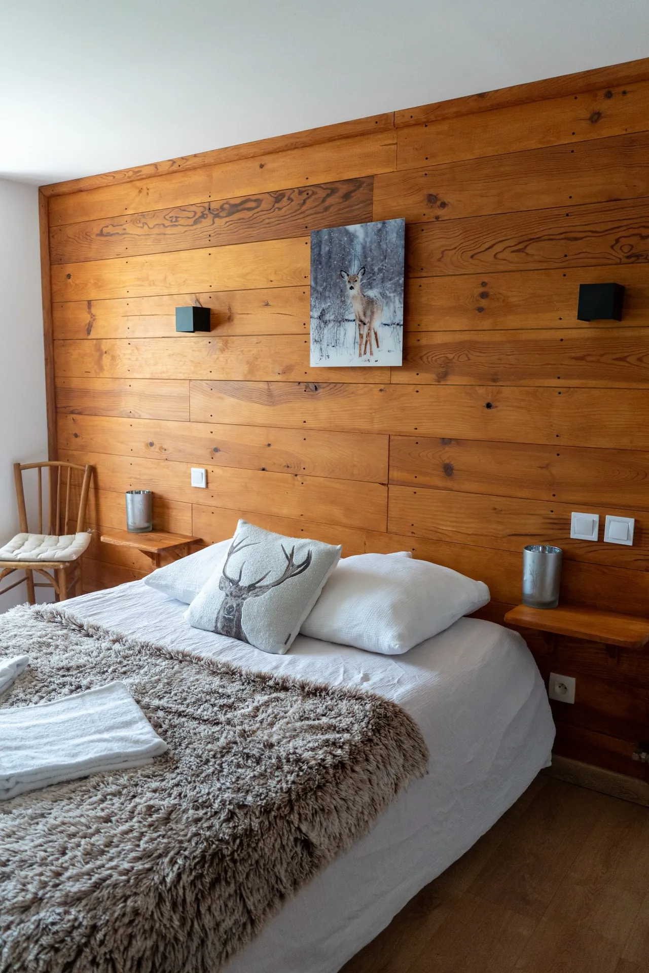Chambre double Le Chamois, lit double et mur en bois