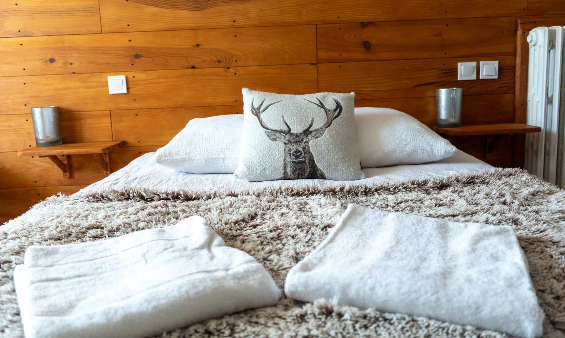 Lit double préparé avec serviettes, chambre Le Chamois