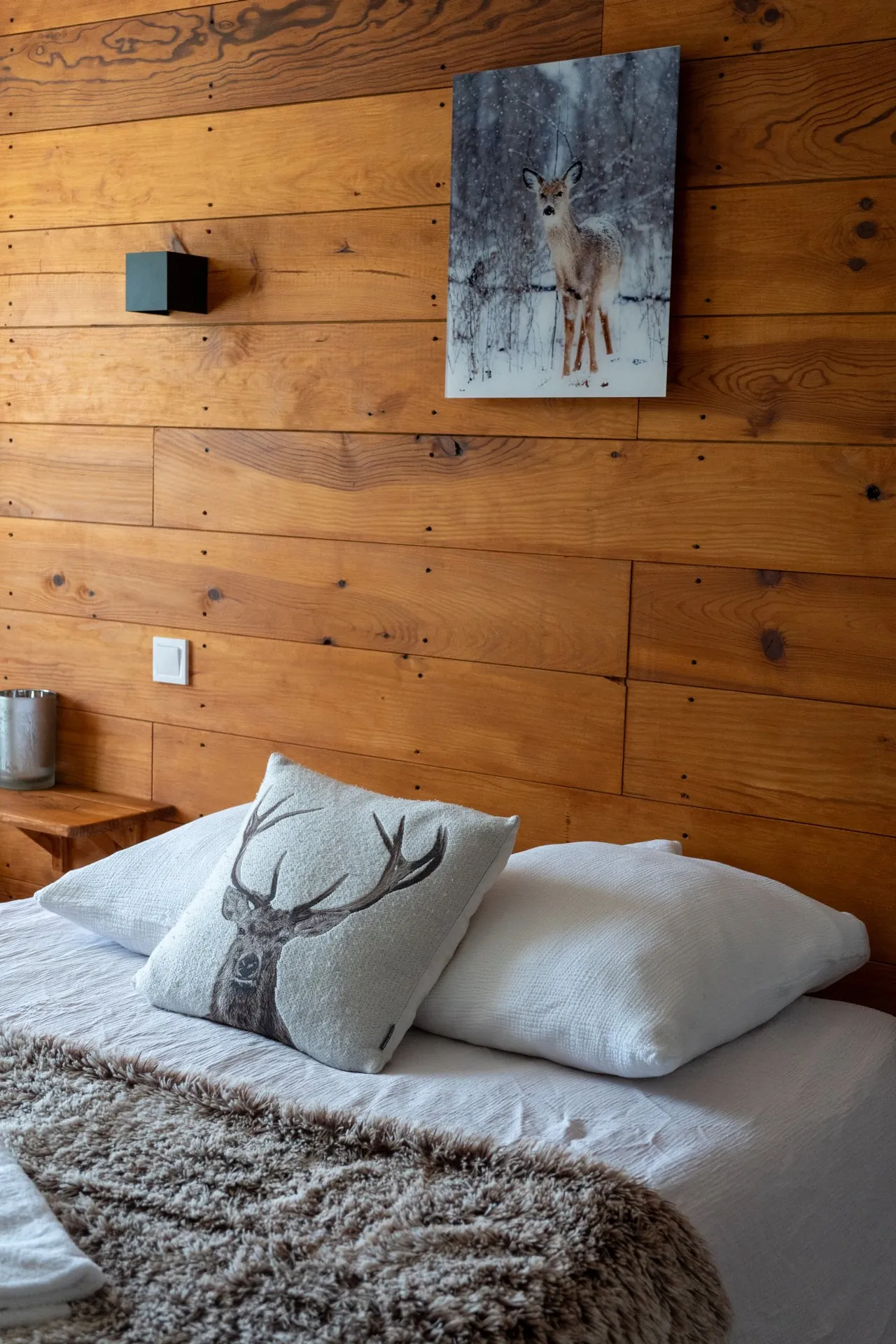 Tête de lit en bois et coussin cerf, chambre Le Chamois
