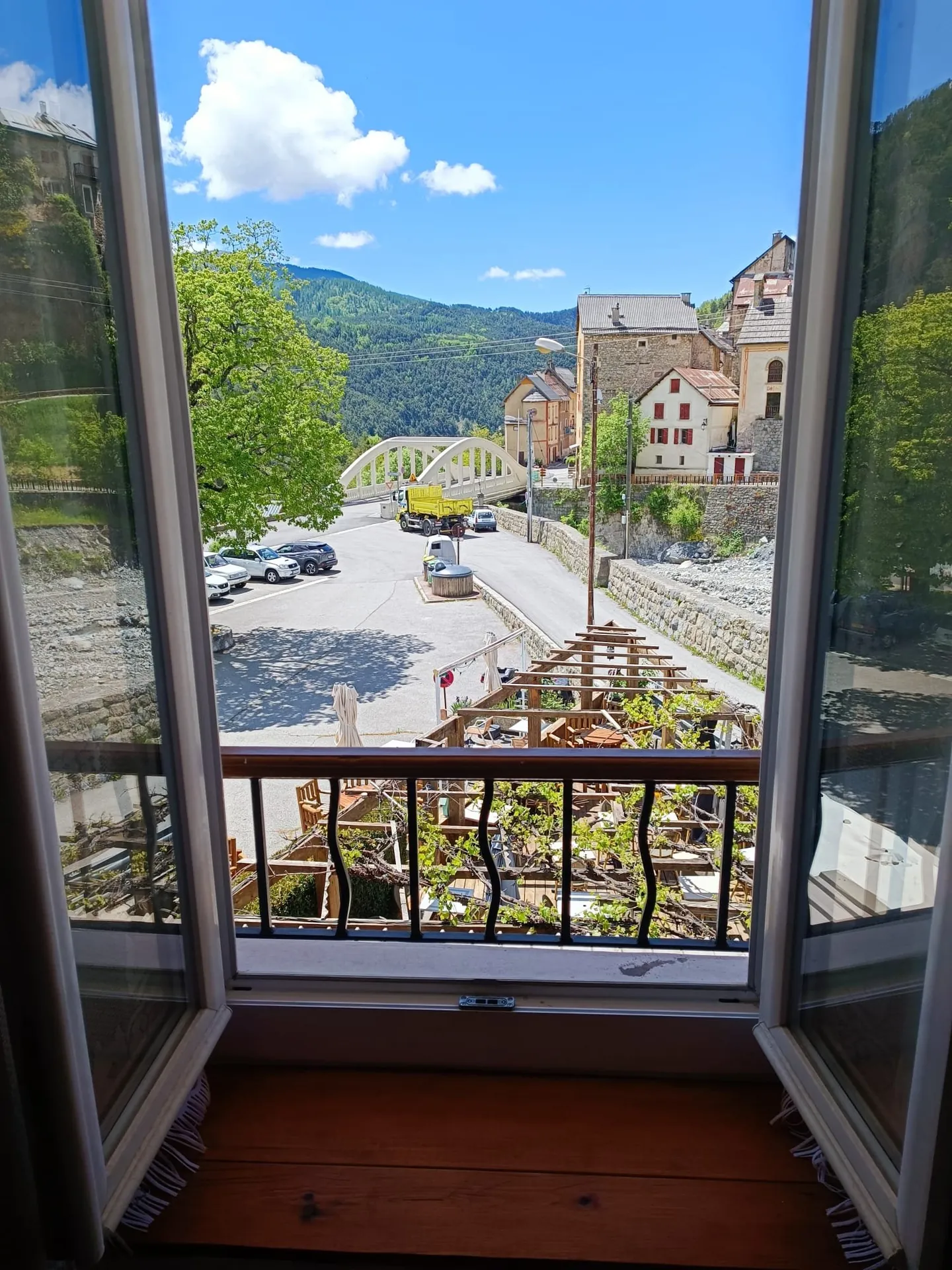 Vue sur Péone depuis la fenêtre de la chambre Le Chamois
