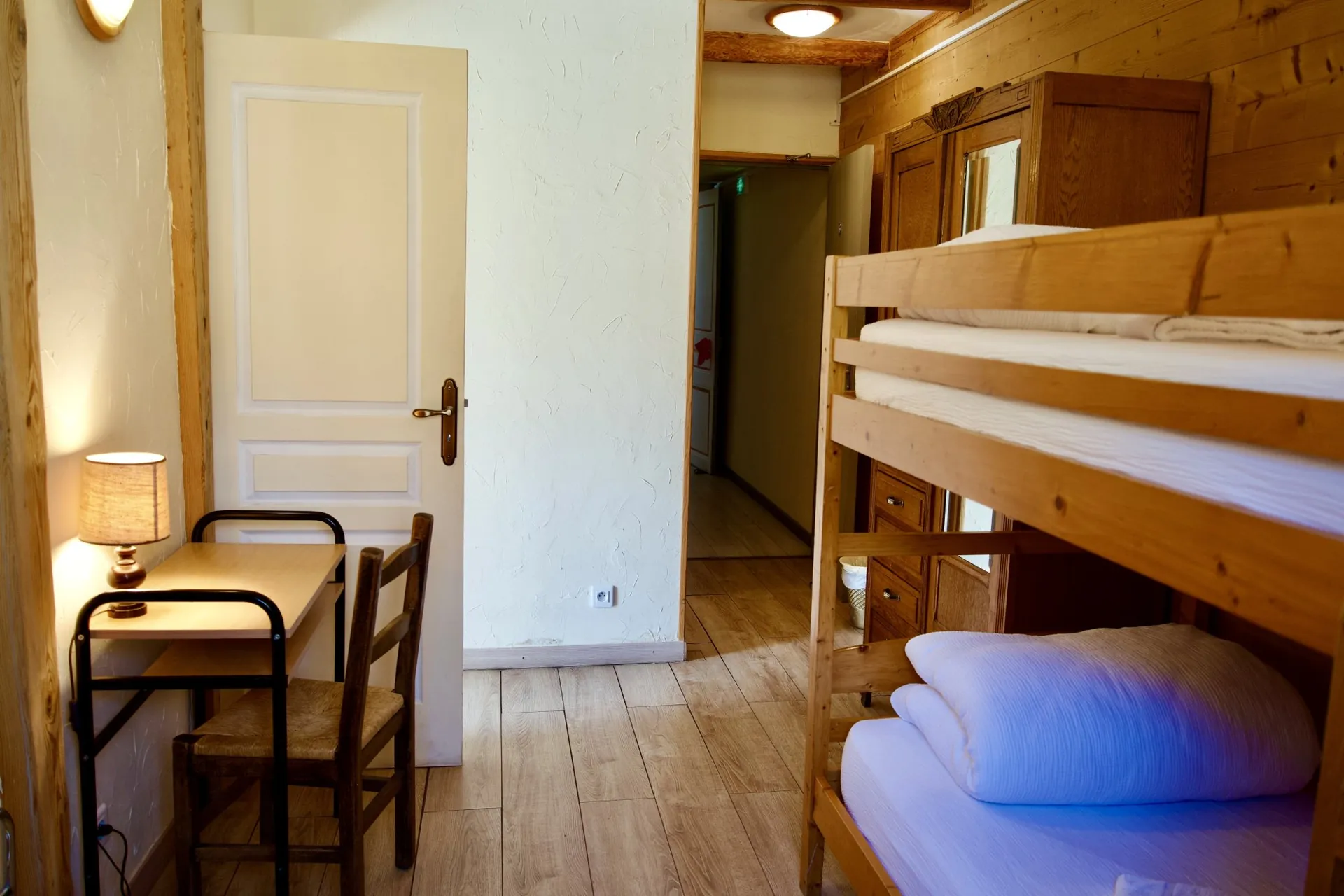 Bureau et lits superposés, chambre Le Loup des Bois
