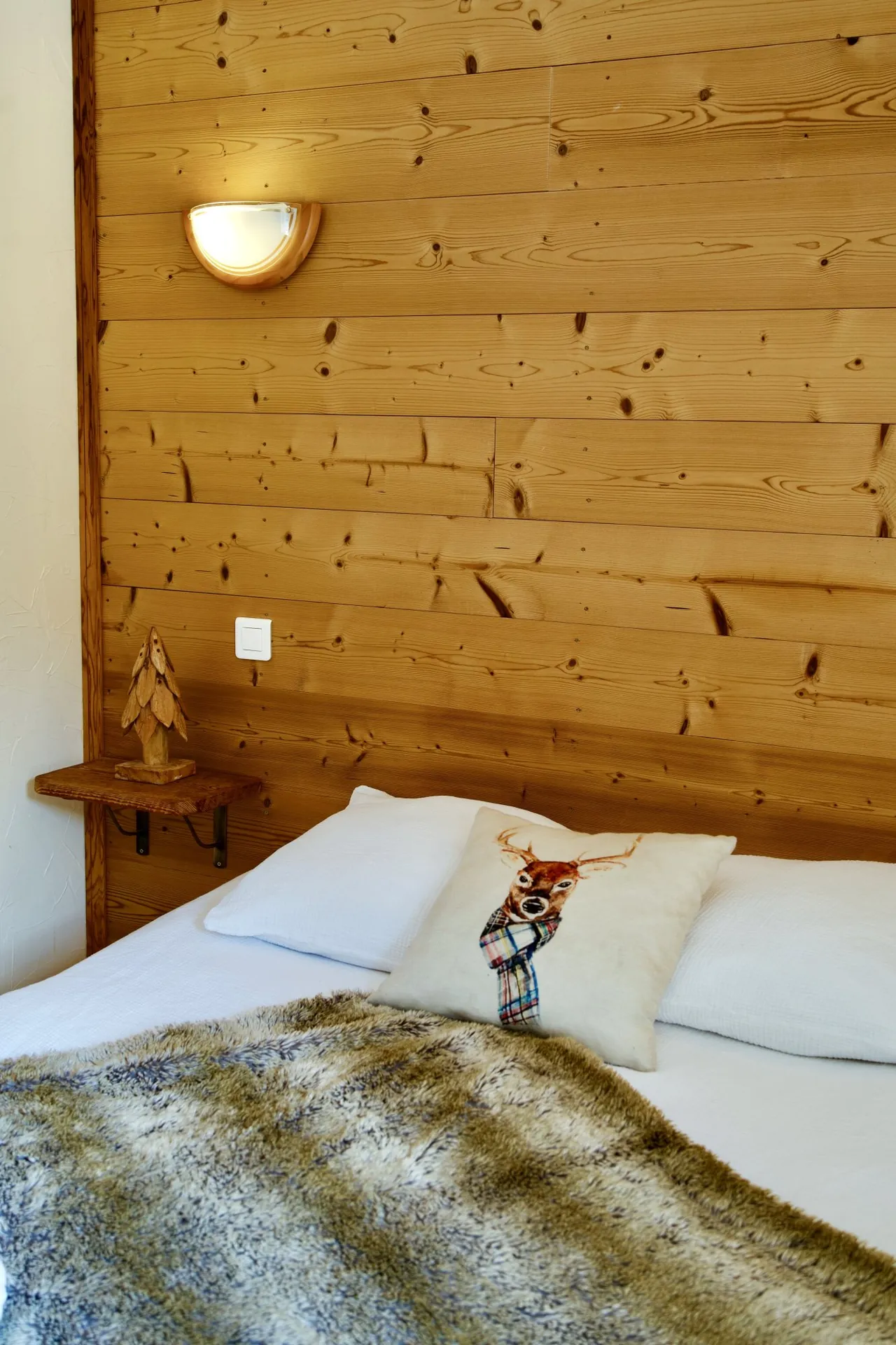 Tête de lit en bois, chambre Le Loup des Bois