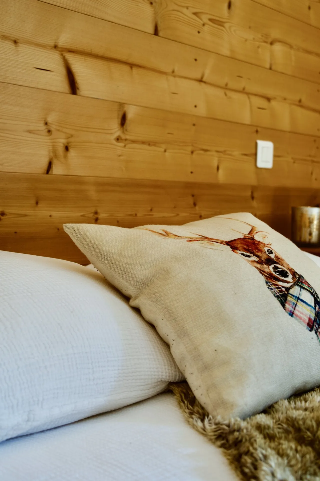 Coussins et plaid, chambre Le Loup des Bois