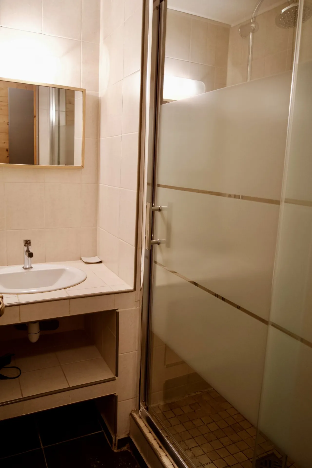 Salle de bain avec douche, chambre Le Loup des Bois