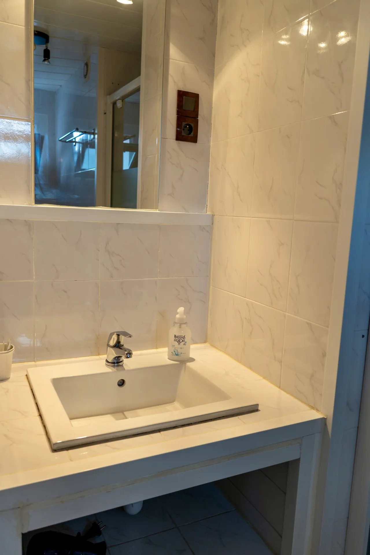 Lavabo de la salle de bain, chambre Le Loup des Bois