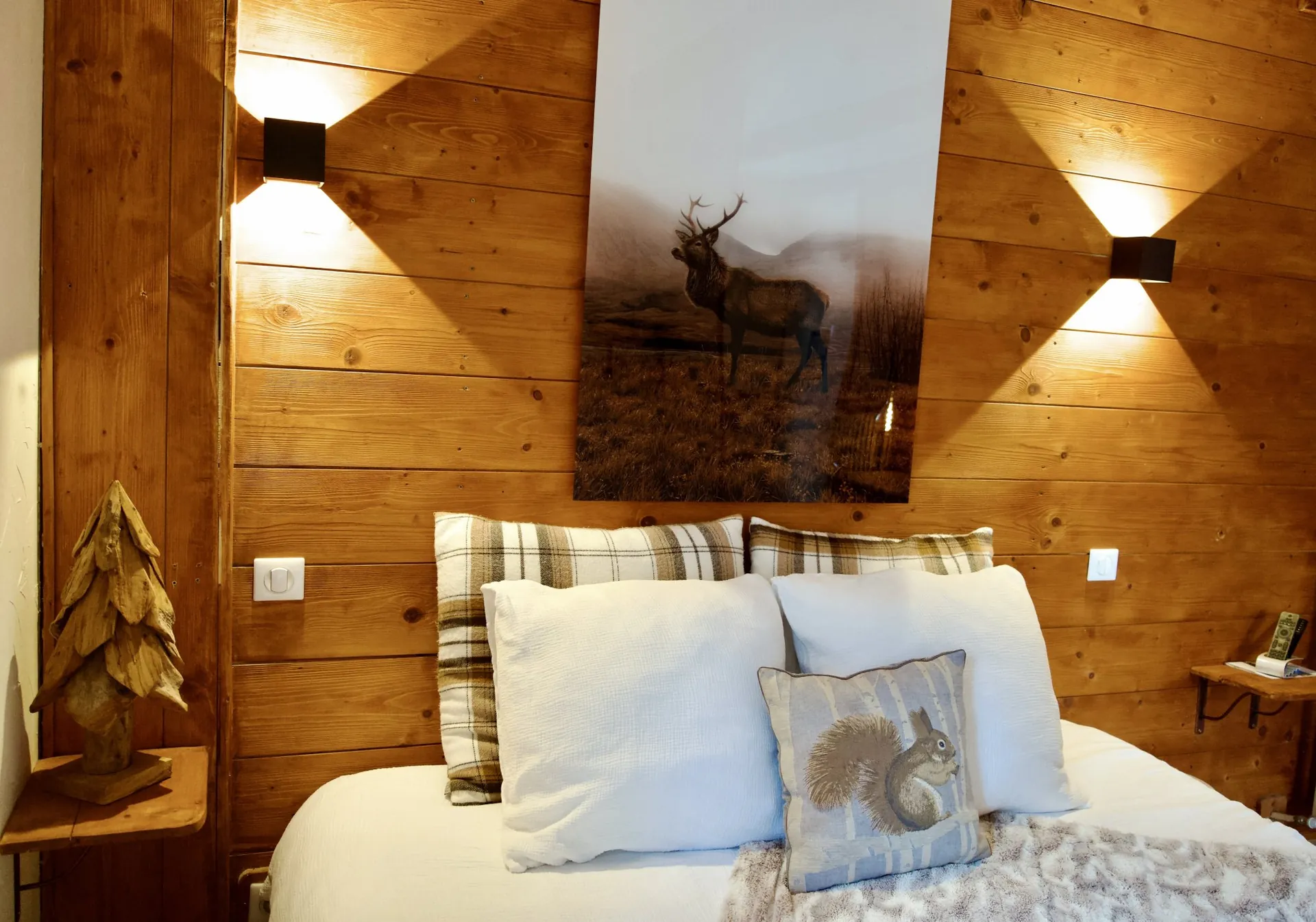 Chambre familiale Les Demoiselles, lit double et tableau cerf