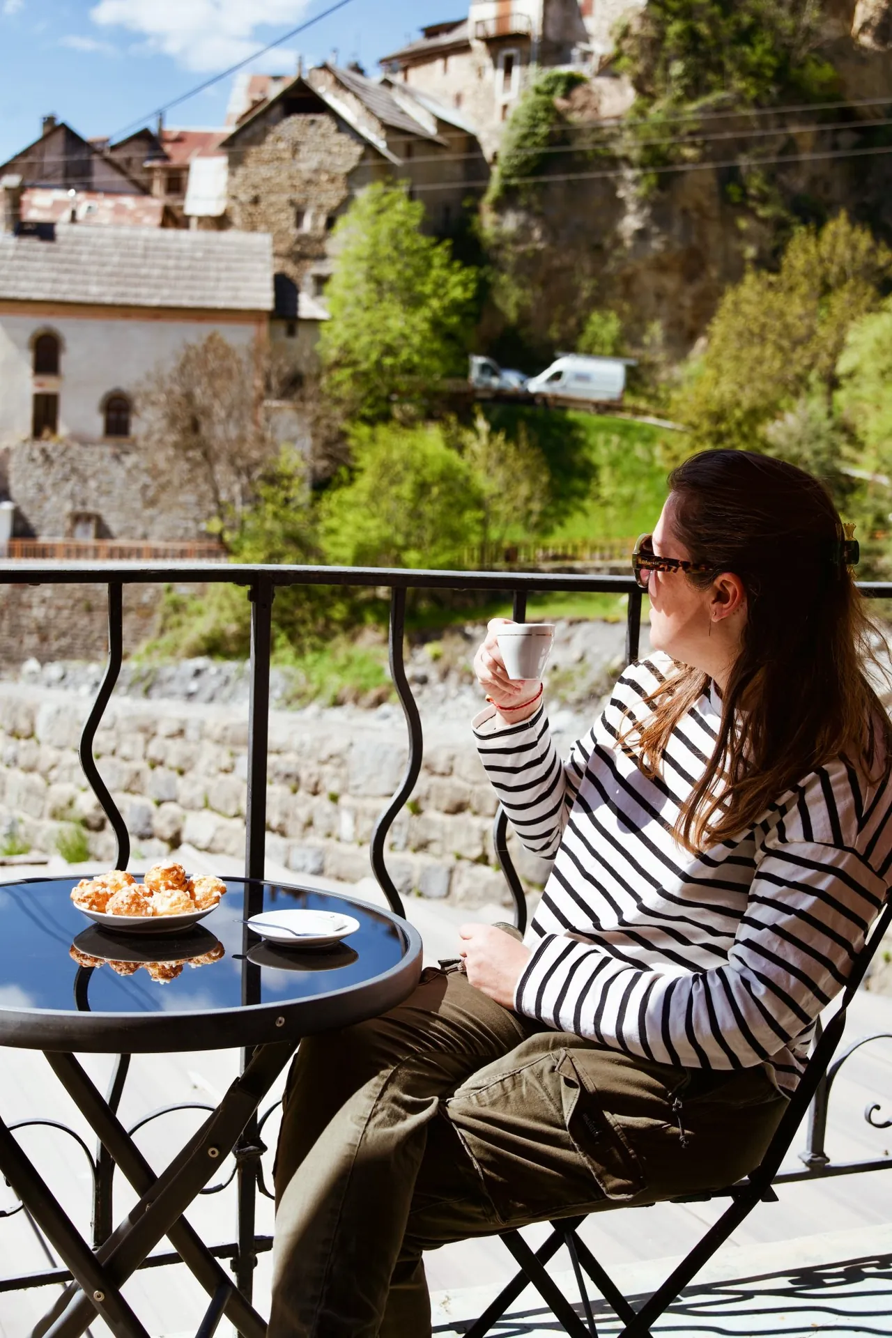 Petit-déjeuner sur le balcon de la chambre Les Demoiselles