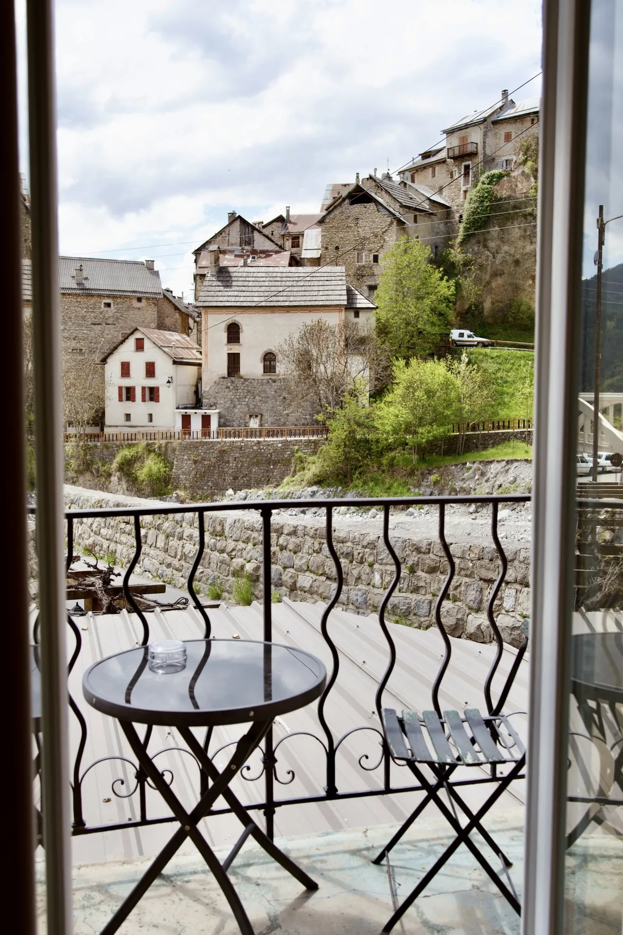 Vue sur Péone depuis le balcon, chambre Les Demoiselles