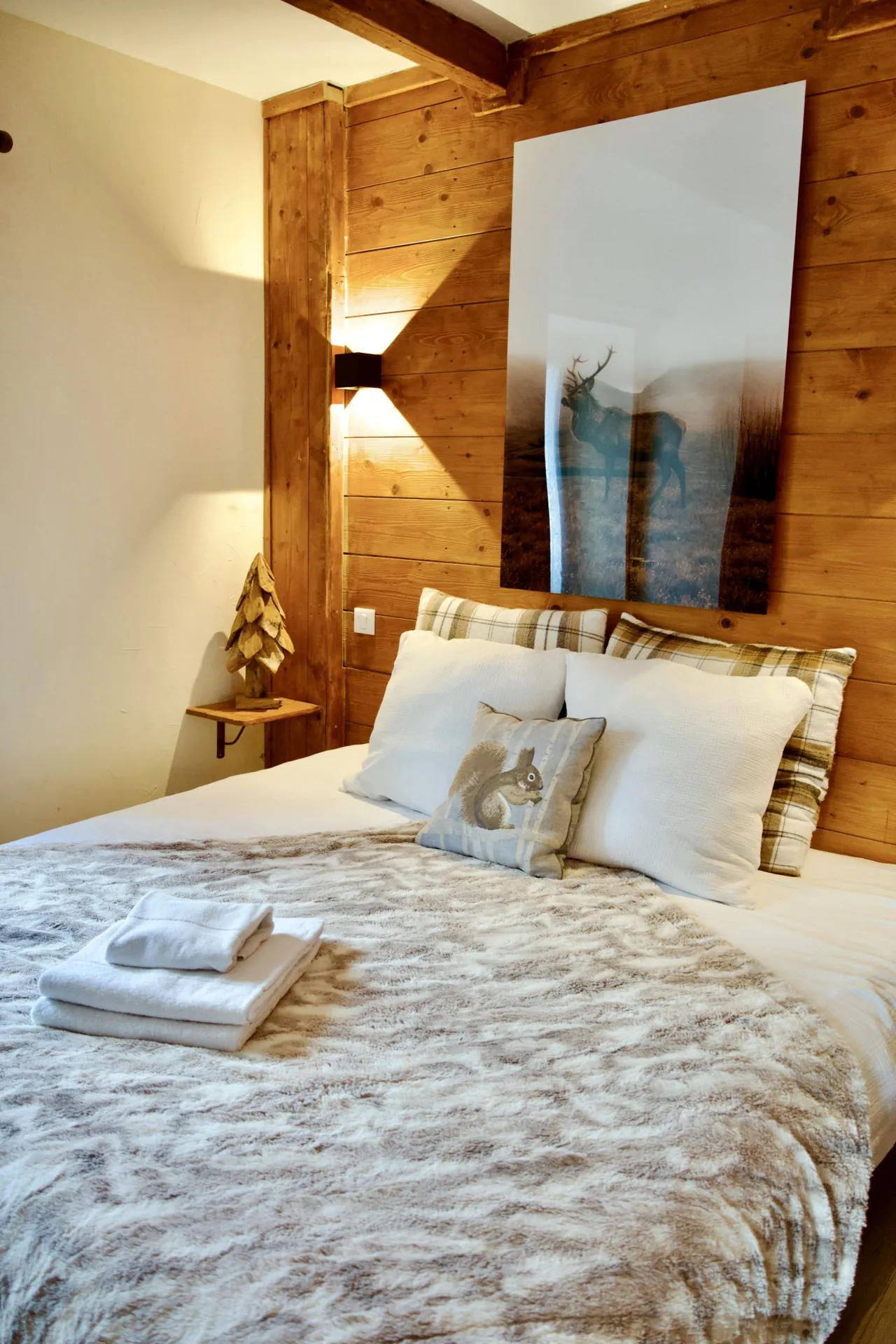 Lit préparé avec serviettes, chambre Les Demoiselles