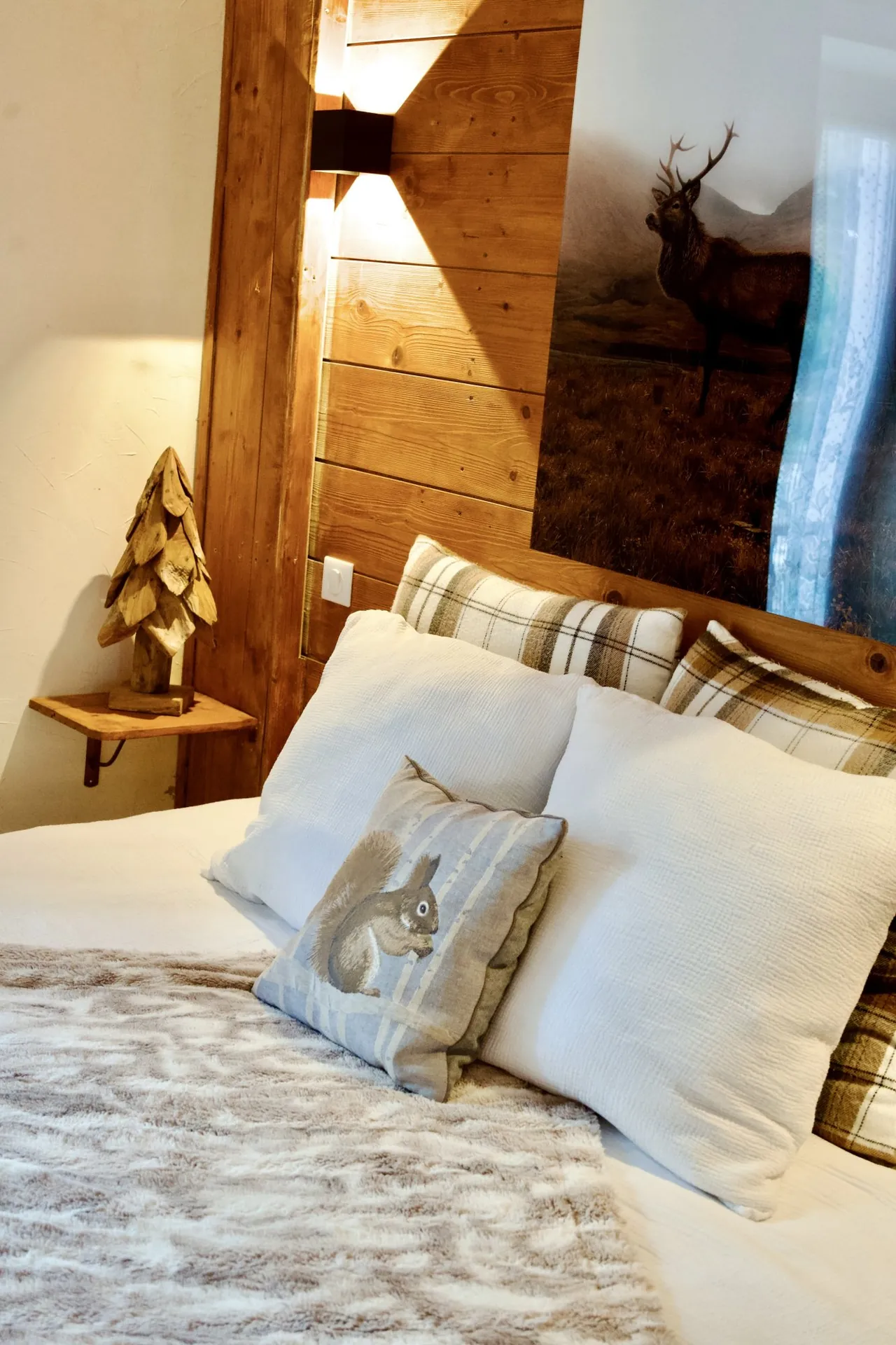 Coussins et plaid, chambre Les Demoiselles