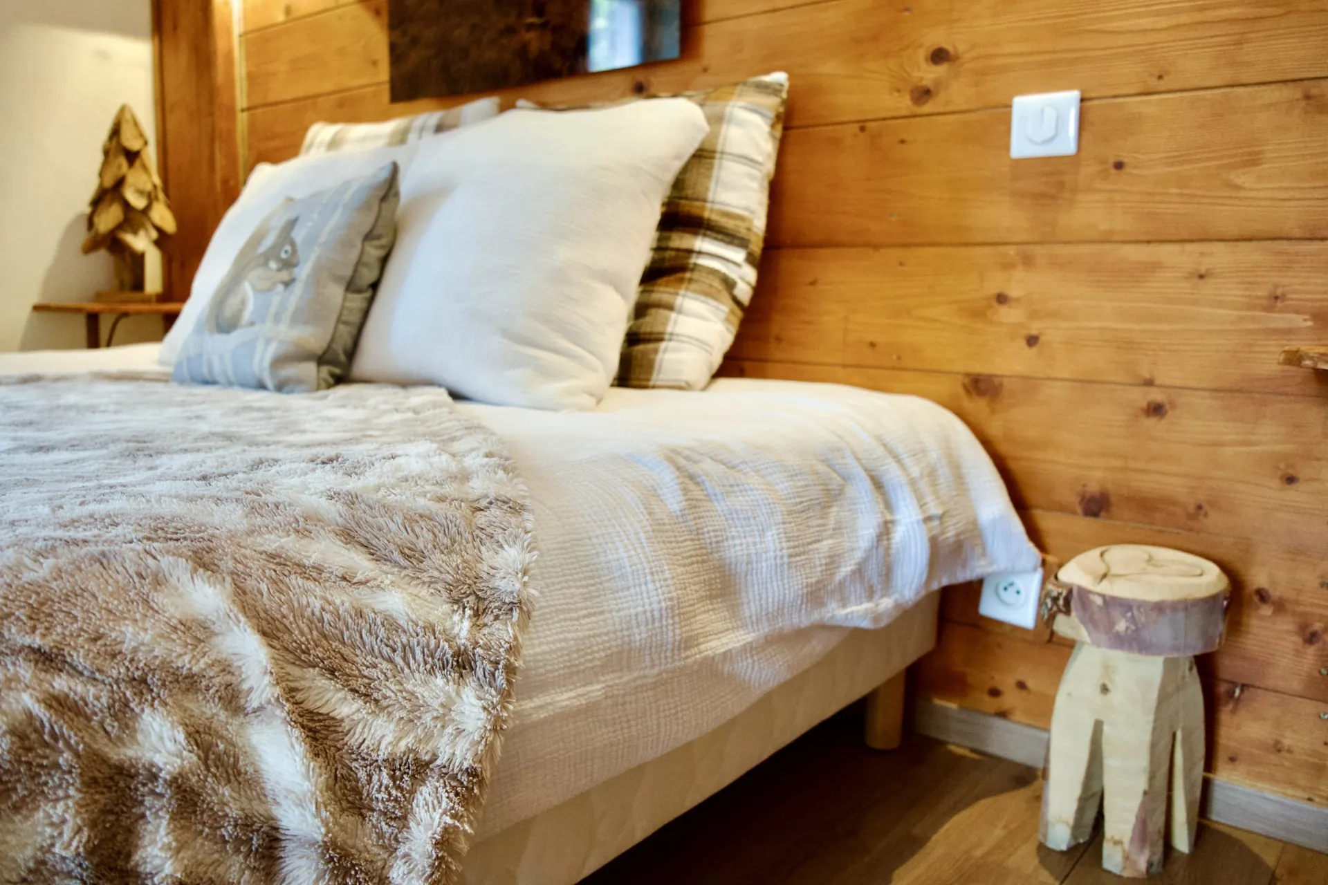 Lit et chevet en bois, chambre Les Demoiselles