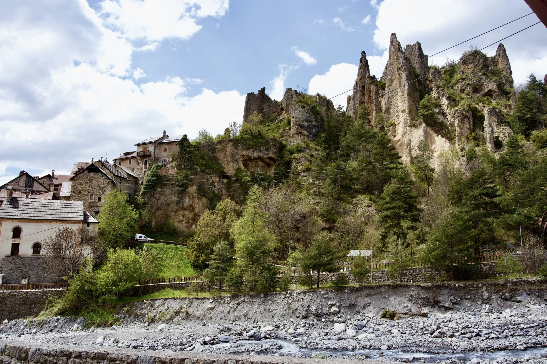 Les Demoiselles de Péone et la rivière