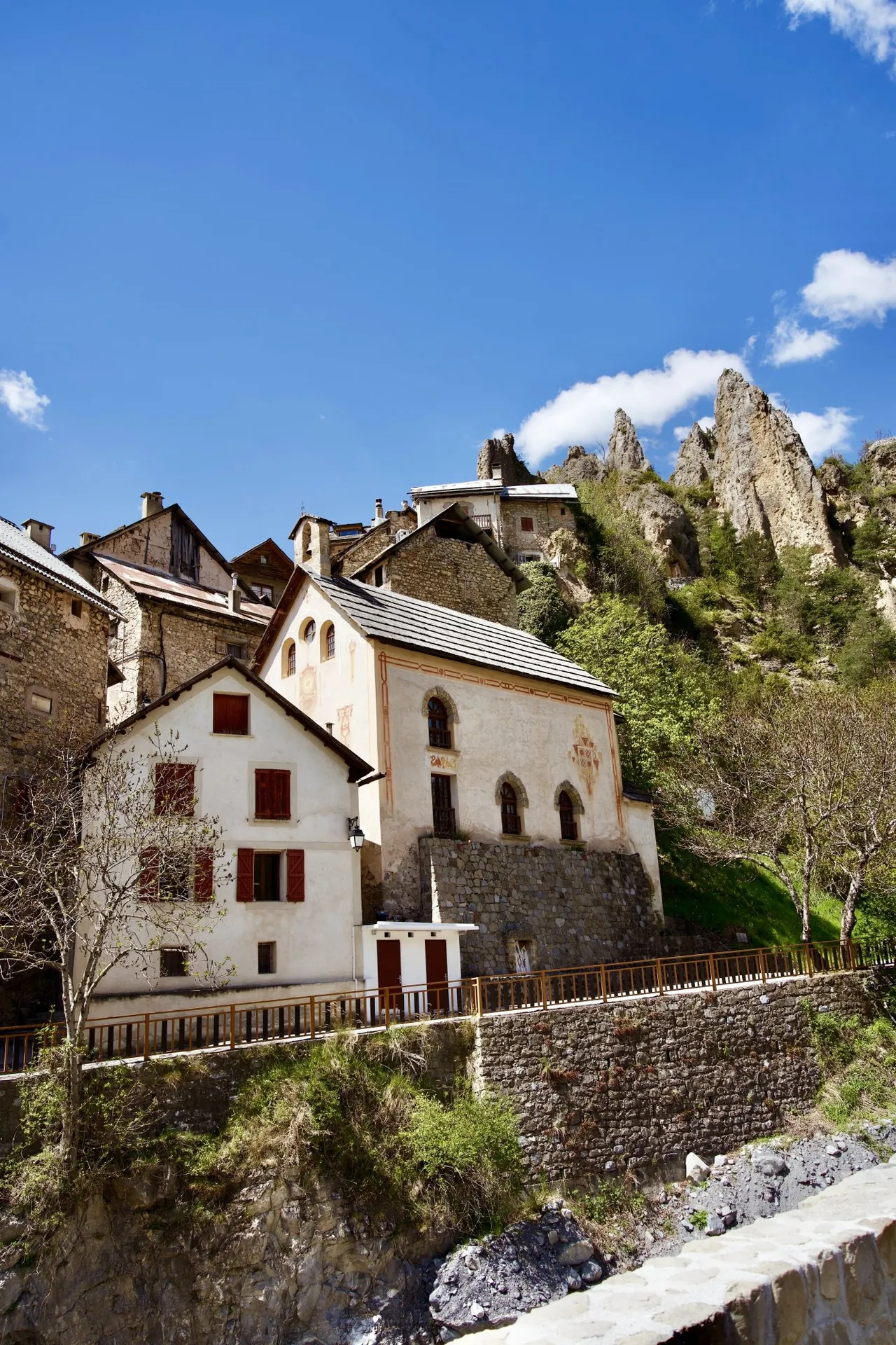 Village de Péone et aiguilles rocheuses