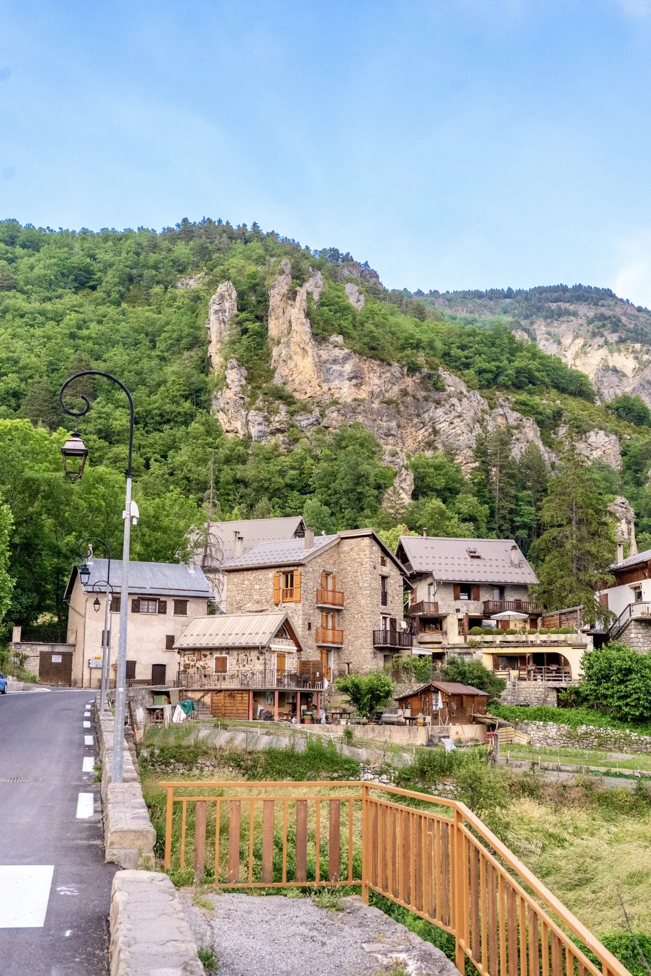 Vue sur le village de Péone