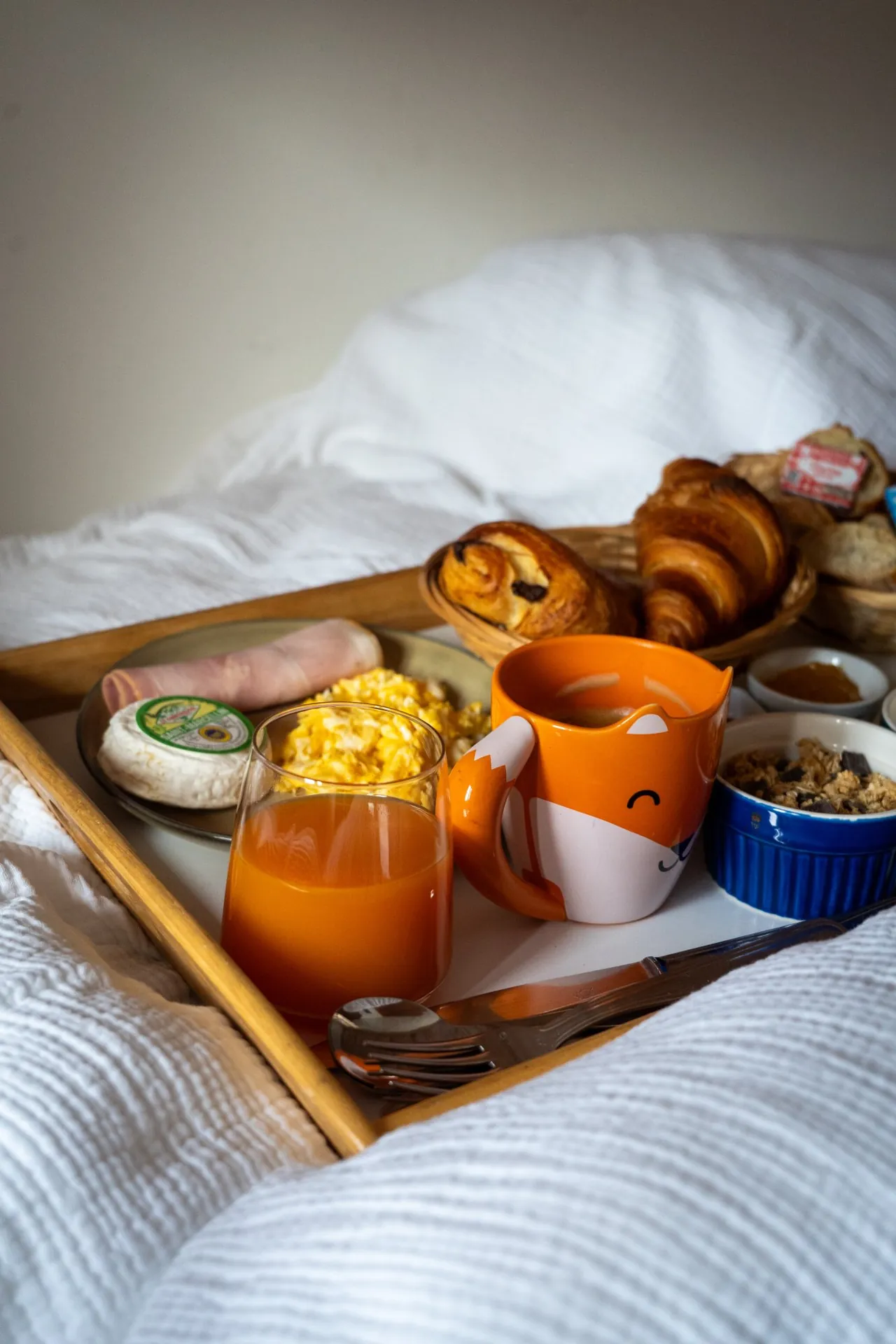 Plateau petit-déjeuner en chambre, viennoiseries et jus