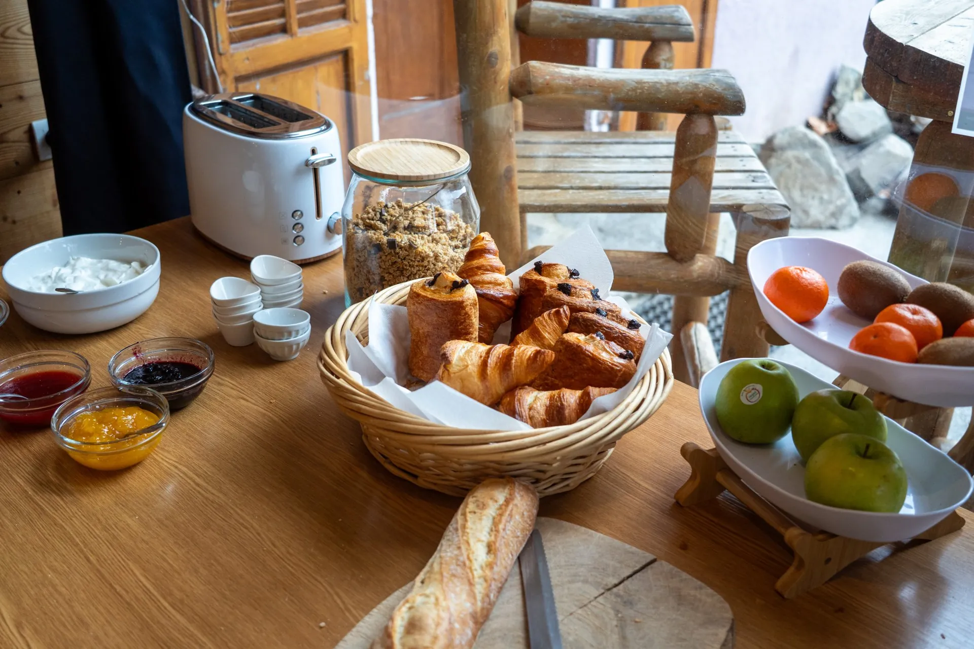 Petit-déjeuner en salle : viennoiseries, fruits, pain et confitures