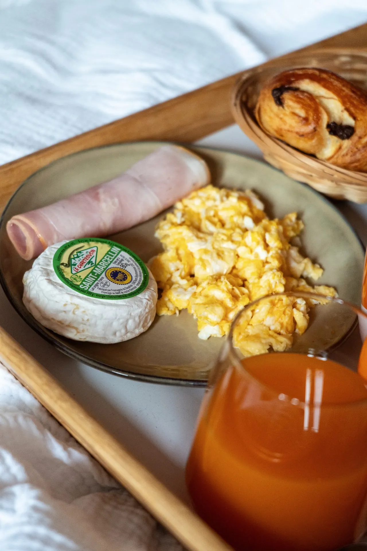 Petit-déjeuner salé : œufs brouillés, jambon et fromage