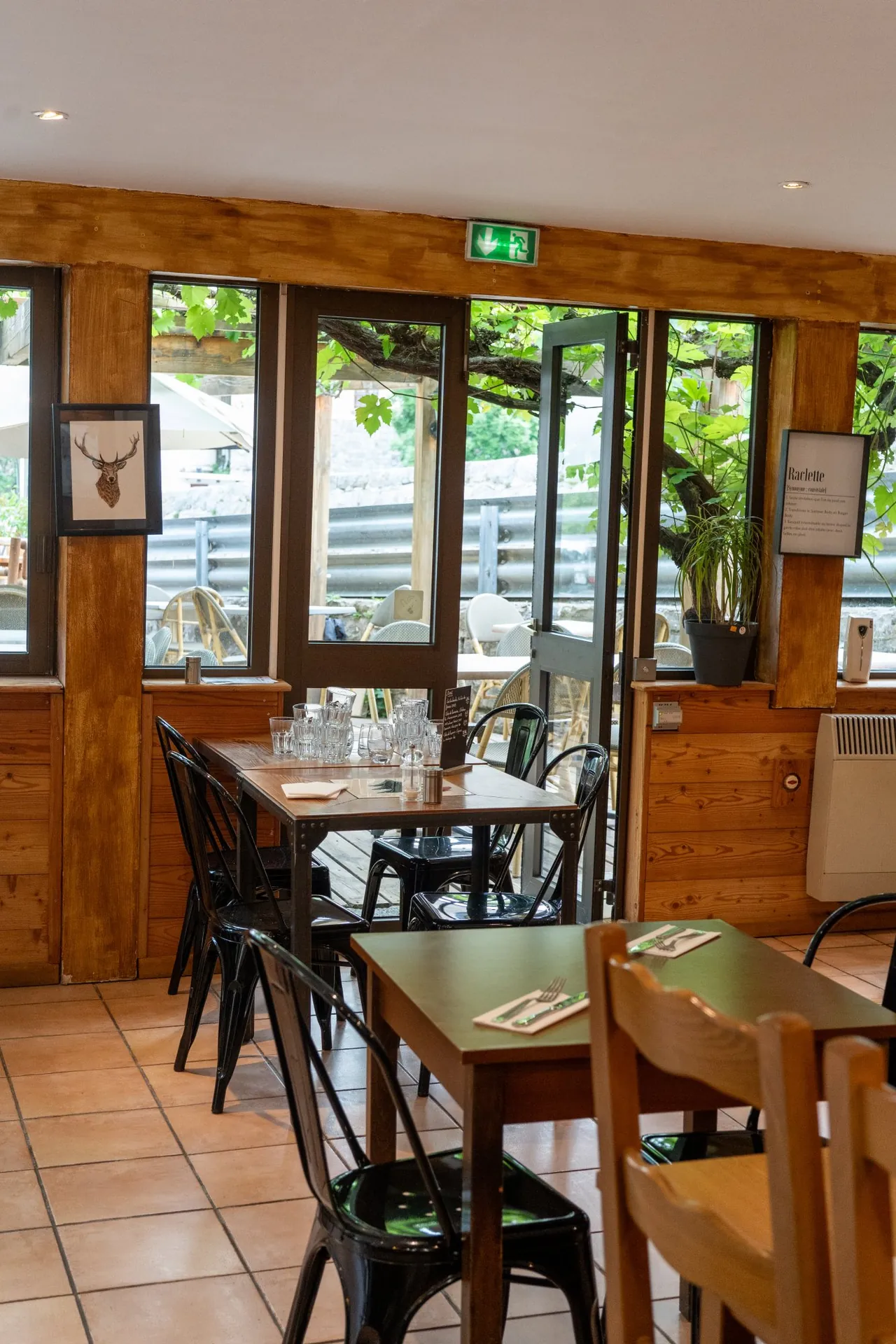 Salle du restaurant en bois
