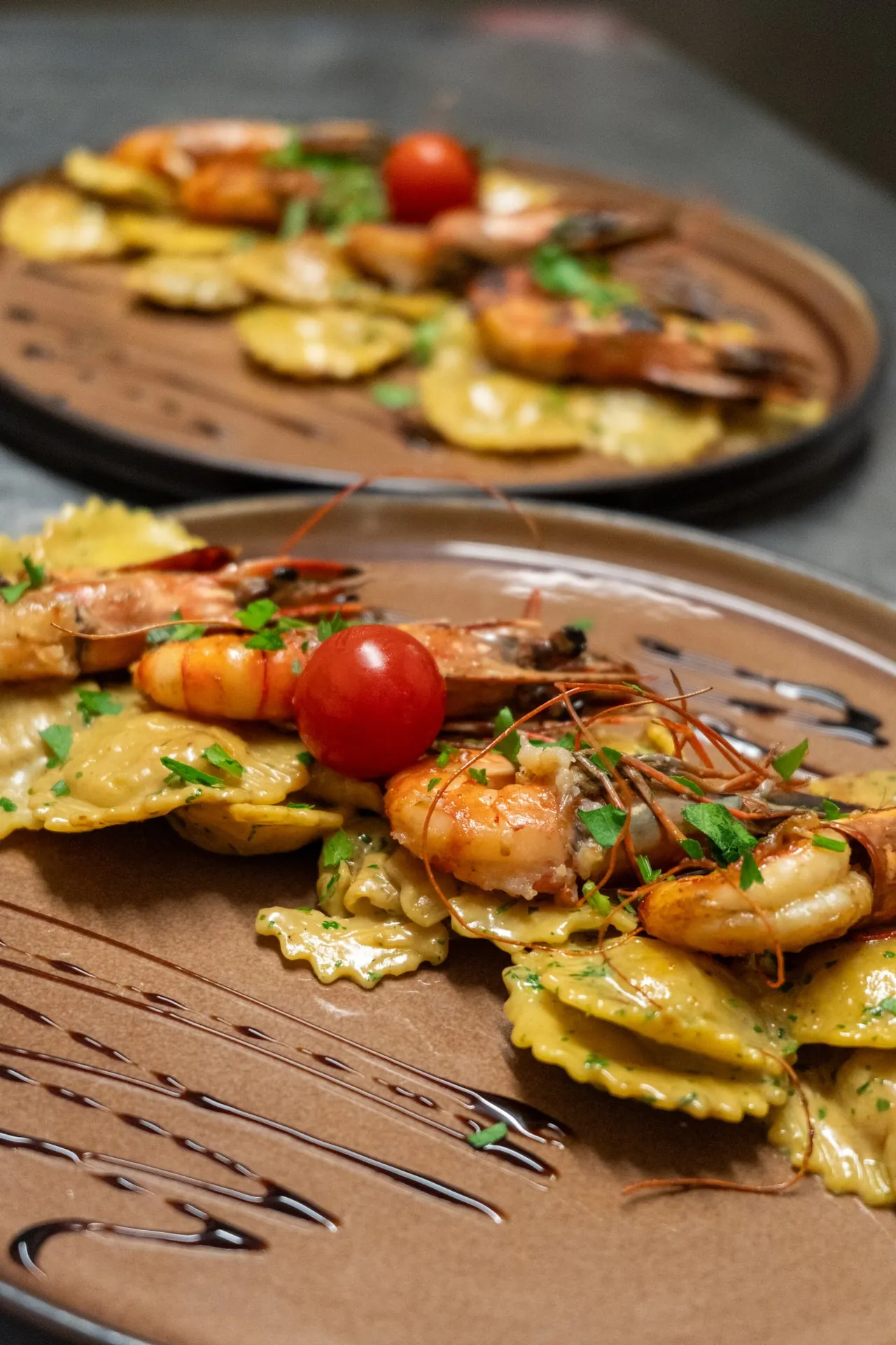 Plat de raviolis et gambas